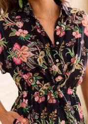 Robe noire fleurie rose vert boutonnée