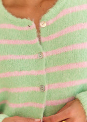 Gilet vert rayé rose — gros plan de l'encolure et des boutons