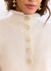 Pull écru Morgane — gros plan du col montant boutonné