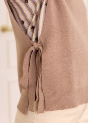 Pull viscose taupe esprit romantique — gros plan du lien à nouer sur le côté