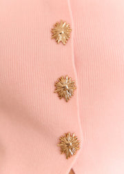 Gilet rose Renata — gros plan des boutons dorés tête de lion