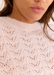 Pull rose Roxy — gros plan du col rond et de la maille ajourée