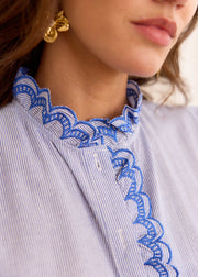 Chemise rayée marine broderies col