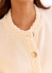 Gilet écru Sophie — gros plan du col tressé et du bouton