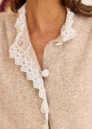 Gilet taupe bordé dentelle