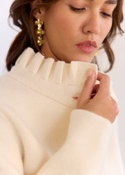 Gilet beige col montant volanté — détail du col volanté