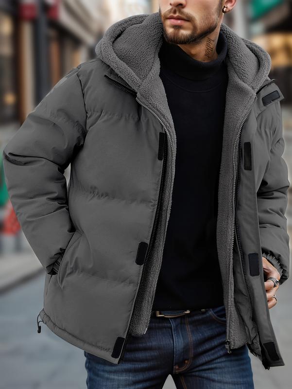 Veste matelassée grise à capuche, portée de face.