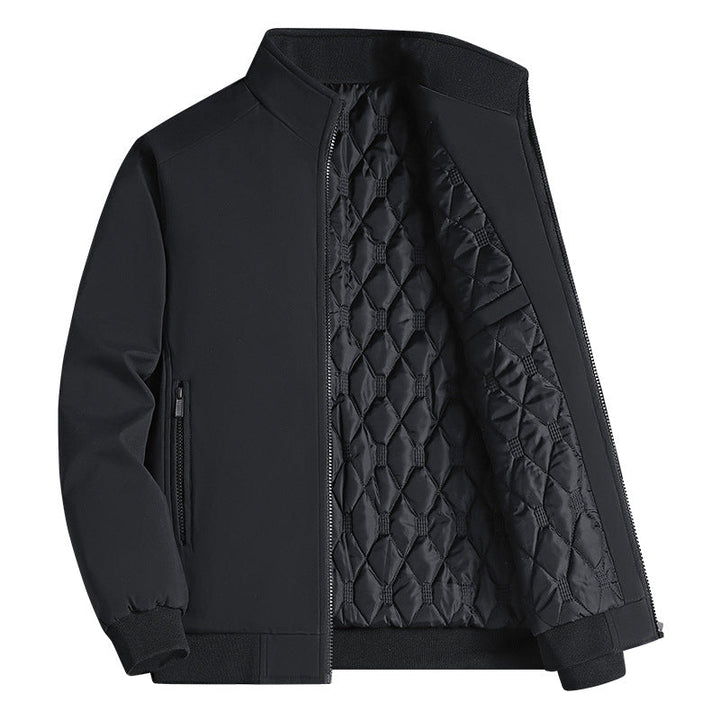 Veste noire à col montant ouverte sur un intérieur à losanges, sur fond blanc.