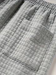Short rayé coupe ample gris clair — gros plan de la poche arrière et du tissu gaufré