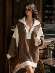Robe-pull bicolore à col zippé — vue portée de trois-quarts, gobelet à la main