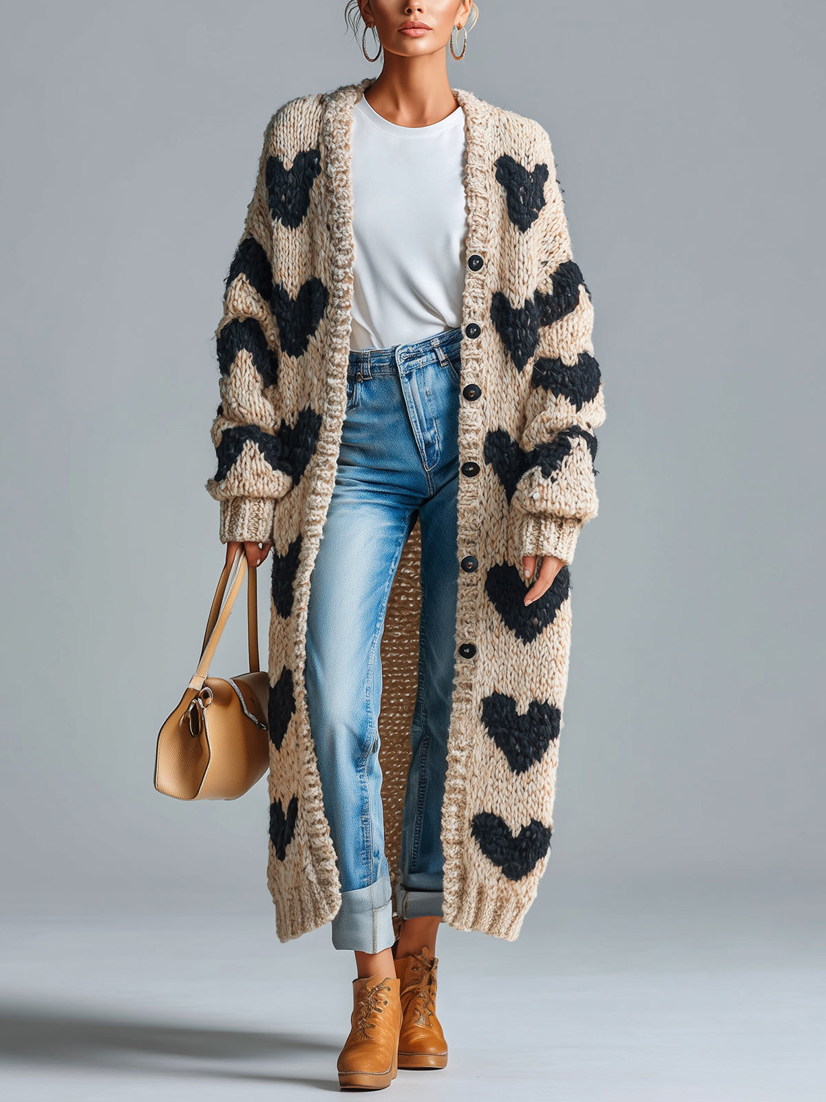 Gilet beige noir à cœurs — vue portée en pied, petit sac à main beige