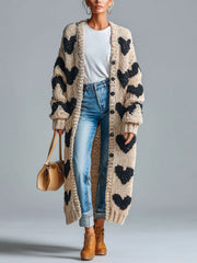 Gilet beige noir à cœurs — vue portée en pied, petit sac à main beige