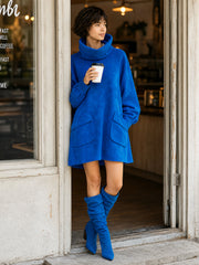 Robe courte bleue à deux poches, portée devant un café.