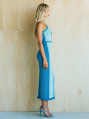 Robe midi bleue à blocs — vue portée en pied, de profil