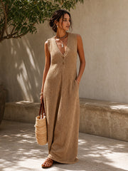 Robe camel col en V — vue portée en pied, en extérieur, sac en paille