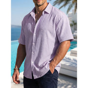 Chemise d'été à manches courtes lavande — vue portée de profil, plan buste, devant une piscine