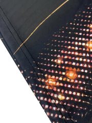 Polo demi-zip noir et or — détail du col zippé