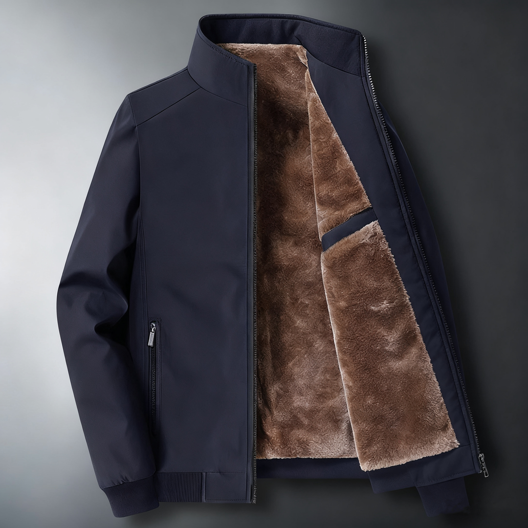 Veste bleu foncé à col montant, ouverte sur un intérieur brun duveteux.