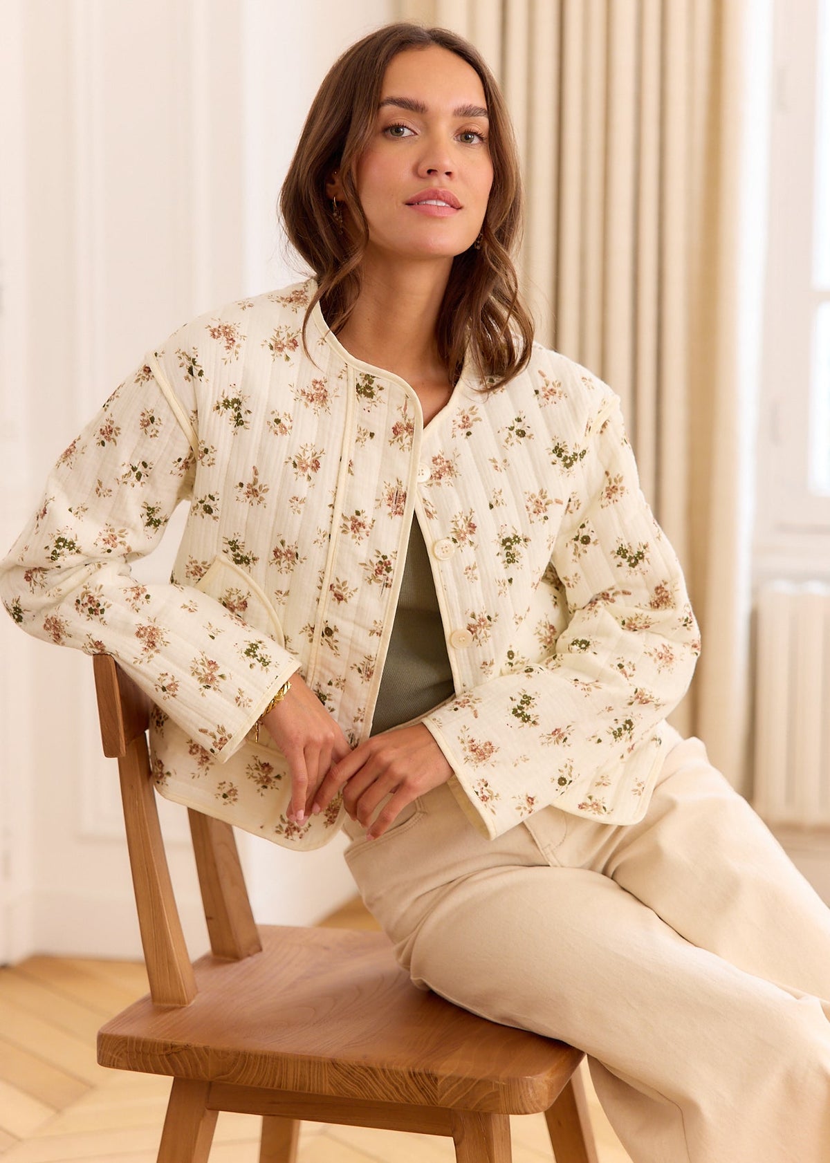 Veste matelassée beige à fleurs, vue portée assise de trois-quarts