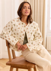 Veste matelassée beige à fleurs, vue portée assise de trois-quarts