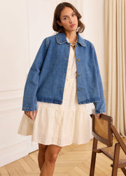 Veste denim col Claudine — vue portée de trois-quarts en pied