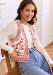 Gilet beige rouge — vue portée de trois-quarts, assise
