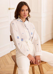 Chemise blanche fleurie bleue brodée