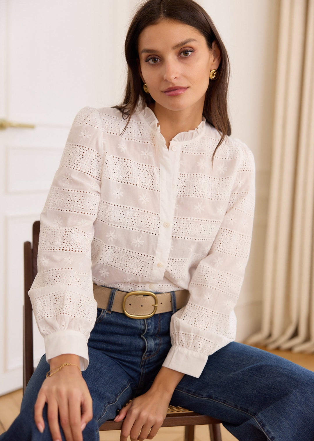 Chemise brodée à col volanté — vue portée assise