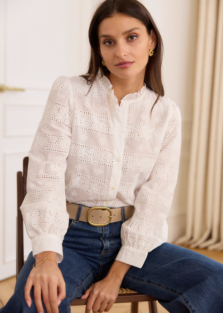 Chemise brodée à col volanté — vue portée assise
