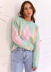 Pull vert rose Hugo — vue portée de trois-quarts, motif losanges sur la manche