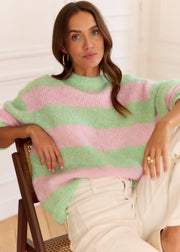 Pull vert rayé rose — vue portée de trois-quarts, assise