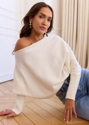Pull écru Judy — vue portée de trois-quarts, assise au sol