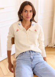 Pull beige Katia — vue portée assise, de face
