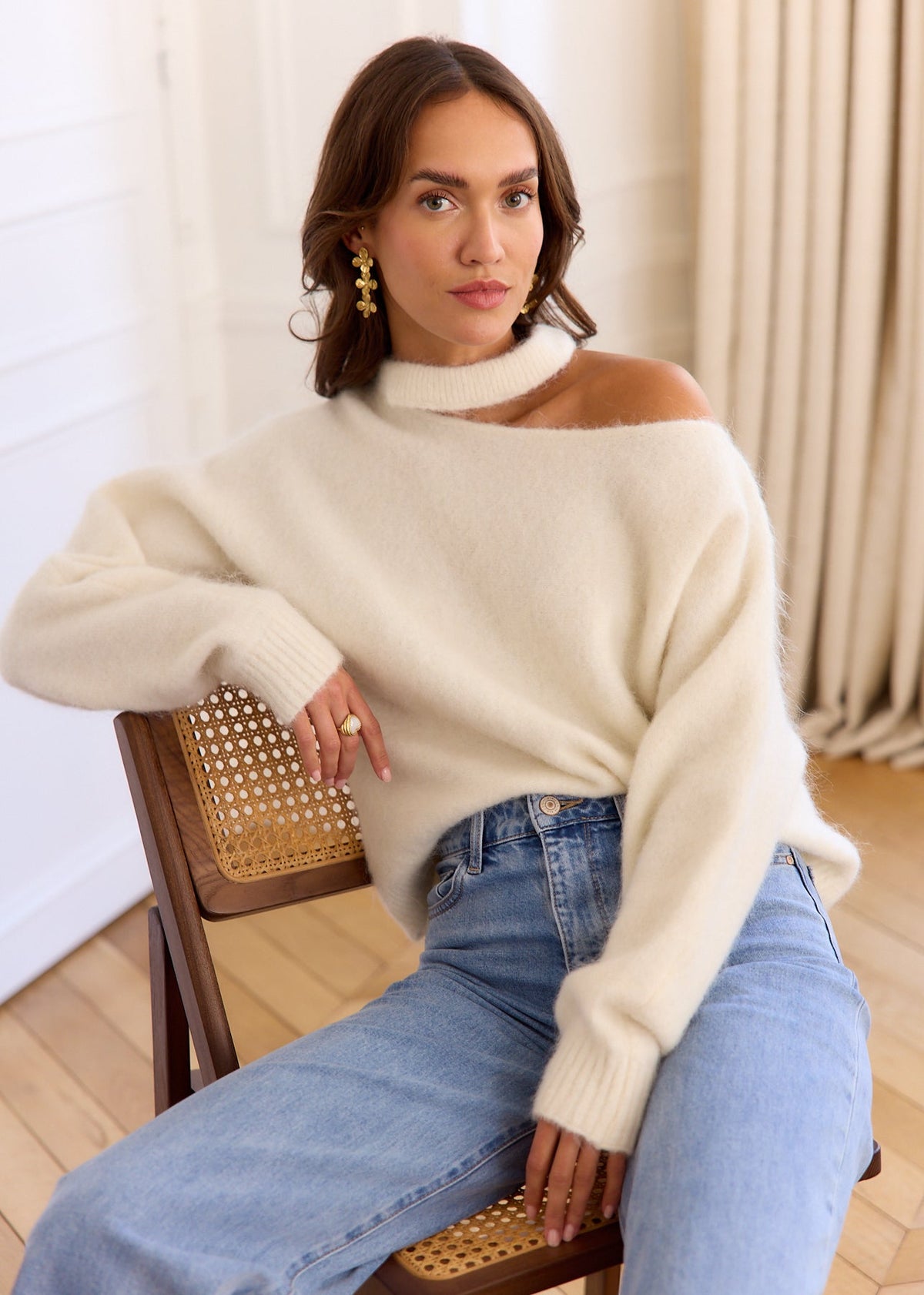 Pull écru Luana — vue portée de trois-quarts, assise