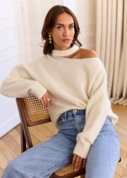 Pull écru Luana — vue portée de trois-quarts, assise