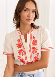 Blouse écrue motifs rouge brodée