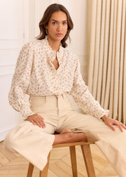 Chemise beige fleurie col volanté