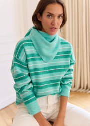 Pull vert rayé — vue portée de trois-quarts, avec écharpe