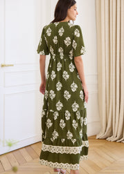 Robe longue kaki à fleurs écrues, vue de dos de trois quarts avec taille froncée.