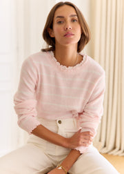 Pull rose rayé blanc — vue portée assise, de face