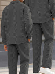 Ensemble polo texturé pantalon cordon gris foncé — vue portée en pied, de dos