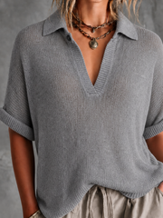 Pull gris col ouvert — gros plan du col et du décolleté