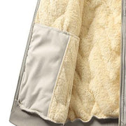 Détail de la poche intérieure et de la doublure claire du blouson.