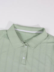 Ensemble style vacances vert sauge — gros plan col et patte de boutonnage