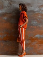 Ensemble maille orange et blanc — vue portée en pied, de profil