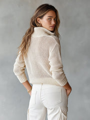 Pull ample à col camionneur beige — vue portée de dos