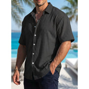 Chemise d'été à manches courtes noir — vue portée de profil, plan buste, devant une piscine