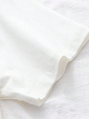 Haut de style urbain blanc — détail manche et couture