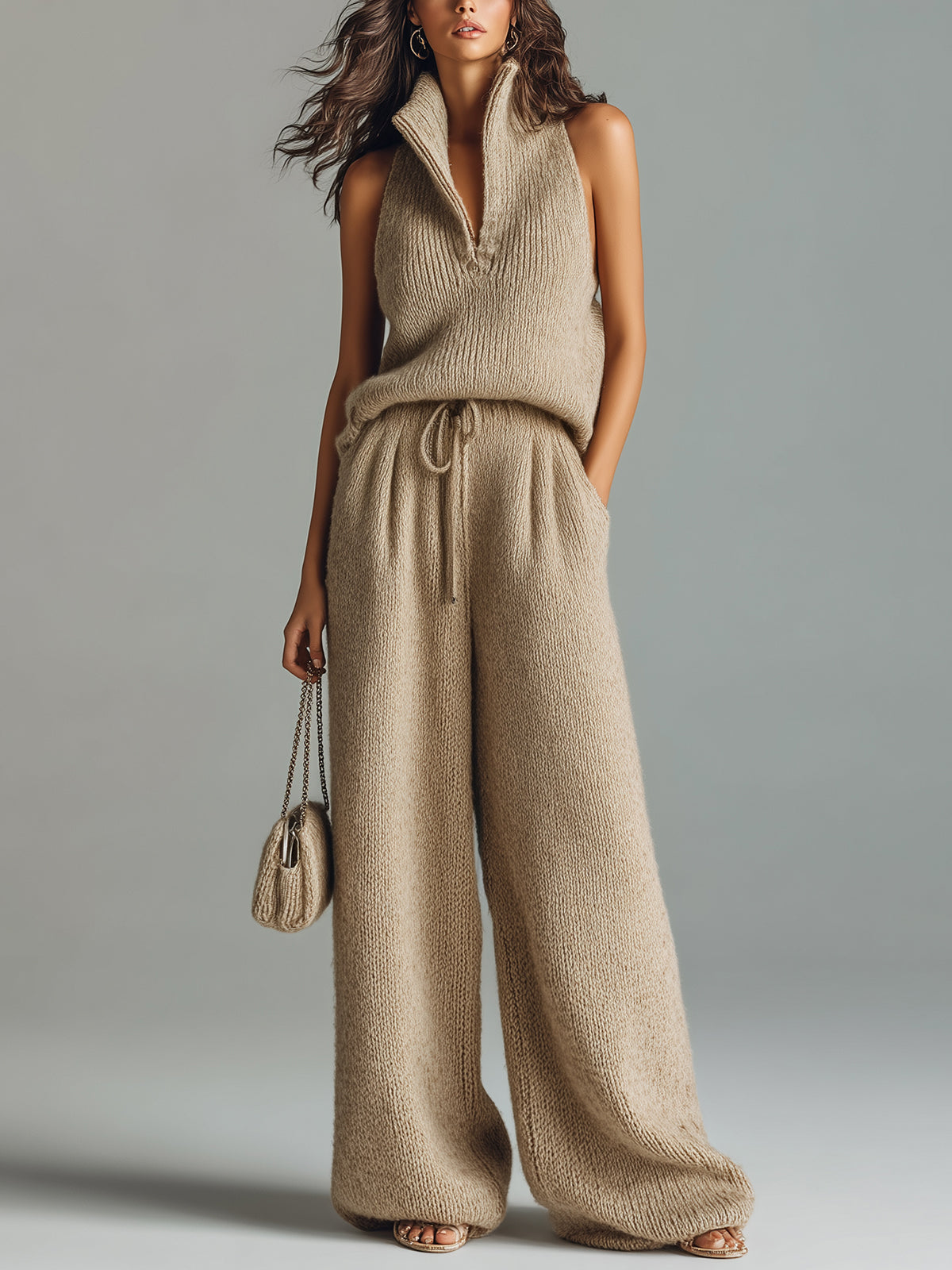 Ensemble maille camel pantalon large beige — vue portée en pied, petit sac à main, fond gris
