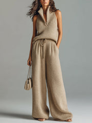 Ensemble maille camel pantalon large beige — vue portée en pied, petit sac à main, fond gris